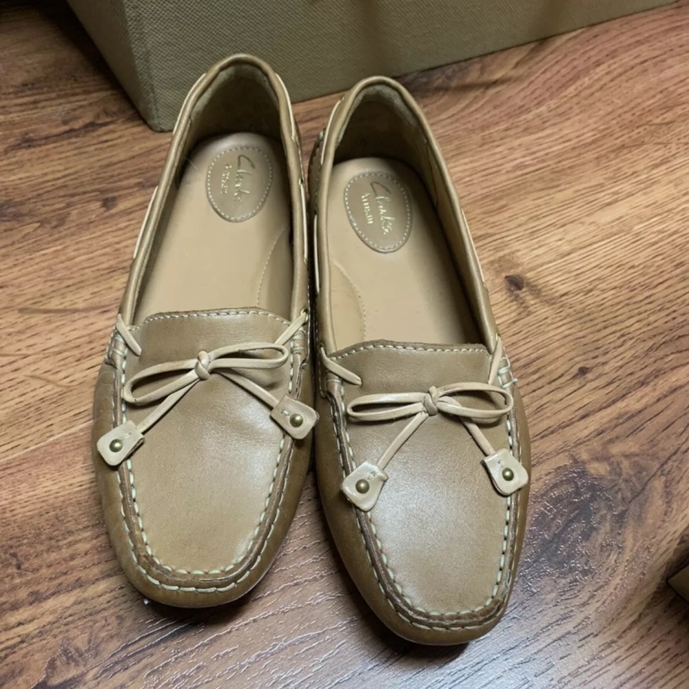 Clarks Artisan Tan Leather Driving Mocs Womens 8M.

Excellent condition.